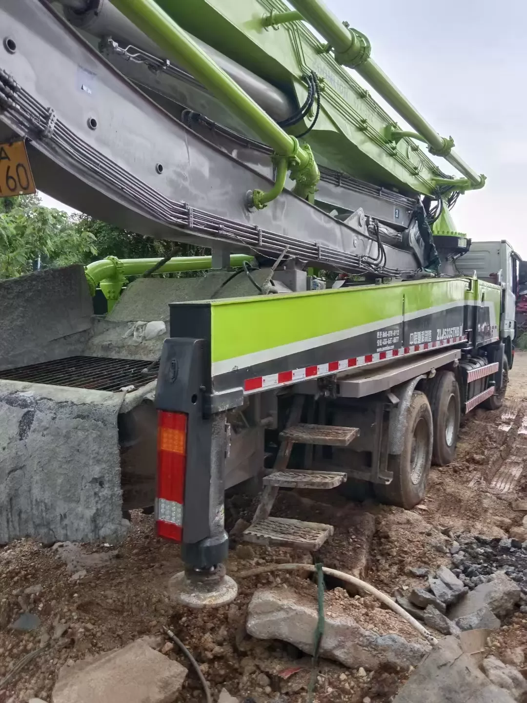 2013 zoomlion giekpomp, 47 m op vrachtwagen gemonteerde betonpompwagen op benz-chassis