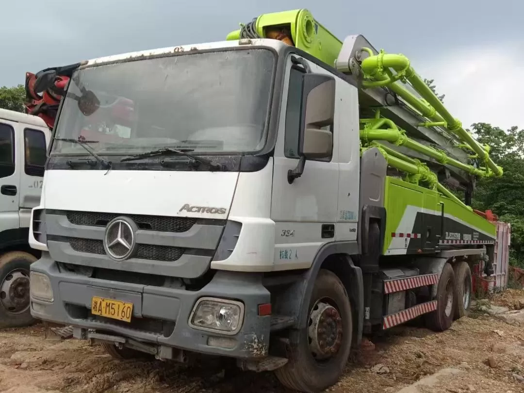 2013 zoomlion giekpomp, 47 meter op vrachtwagen gemonteerde betonpompwagen op benz-chassis