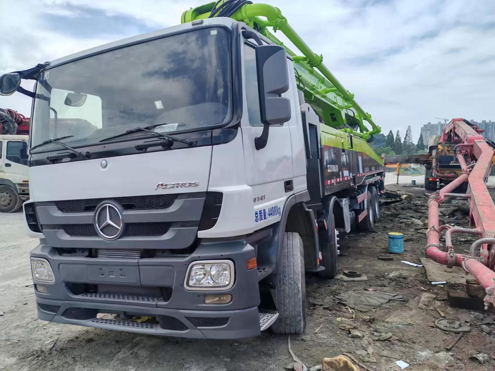 2012 zoomlion 56m giekpomp op vrachtwagen gemonteerde betonpompwagen op benz-chassis