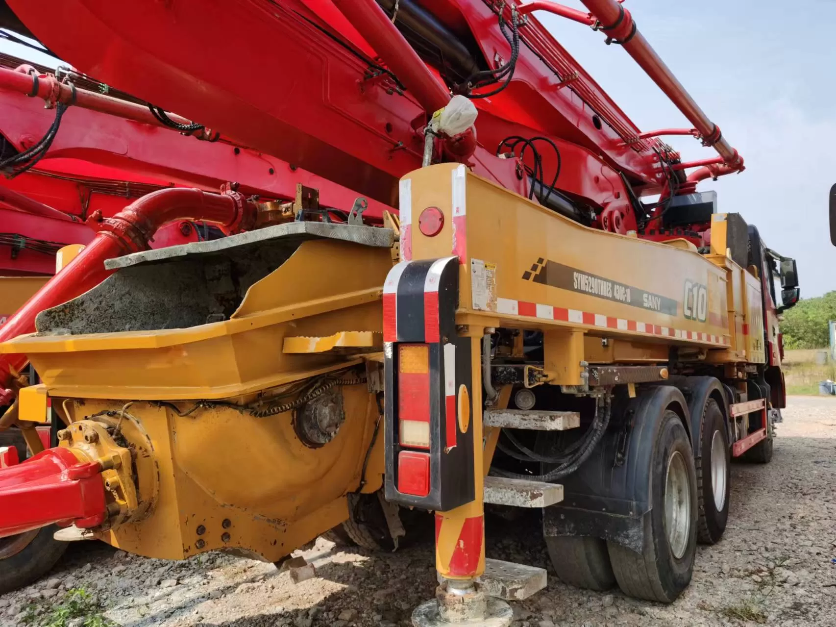 2020 sany op vrachtwagen gemonteerde betonpompwagen, 43 meter giekpomp op sany-chassis