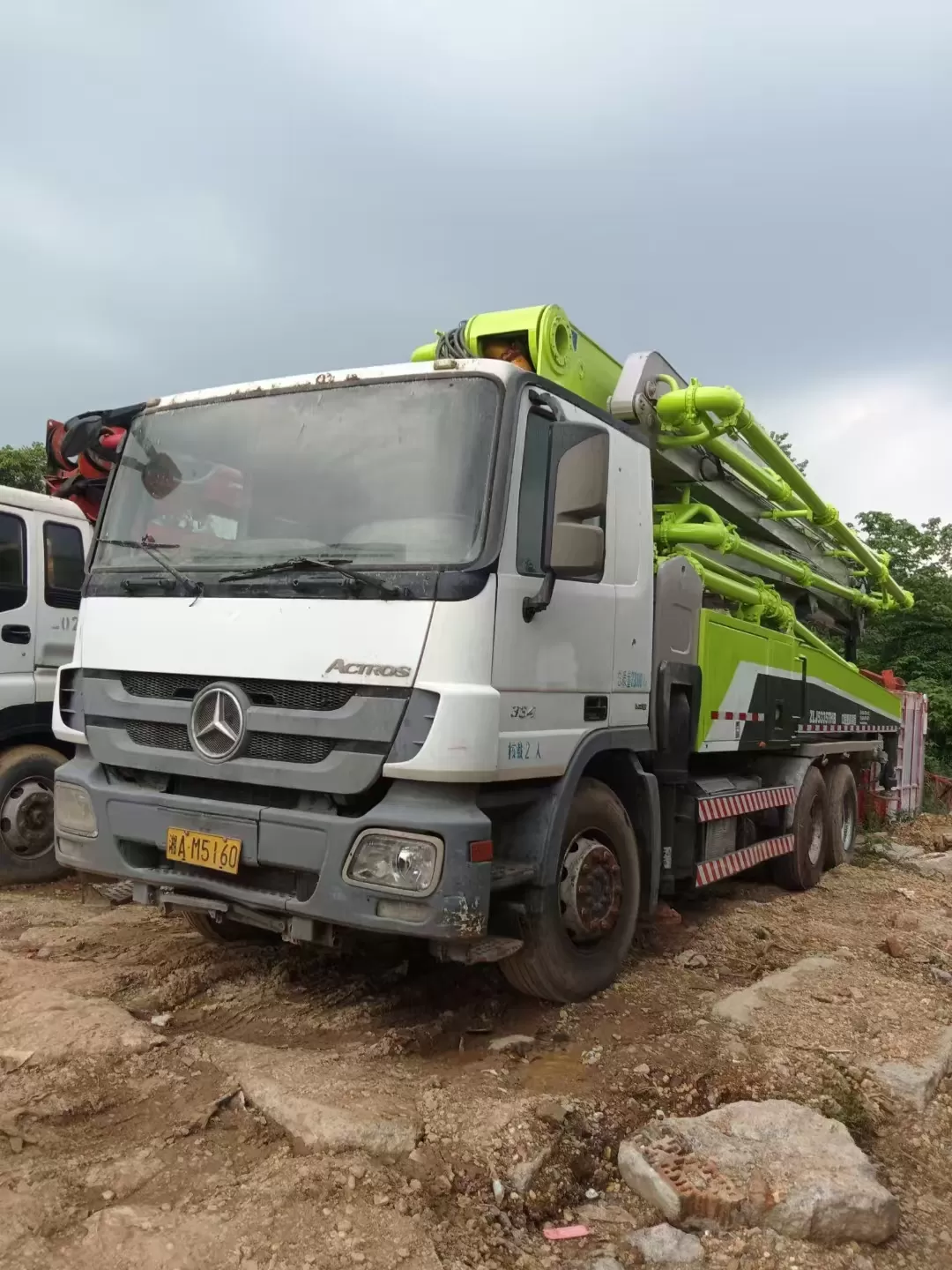 2013 zoomlion giekpomp, 47 m op vrachtwagen gemonteerde betonpompwagen op benz-chassis