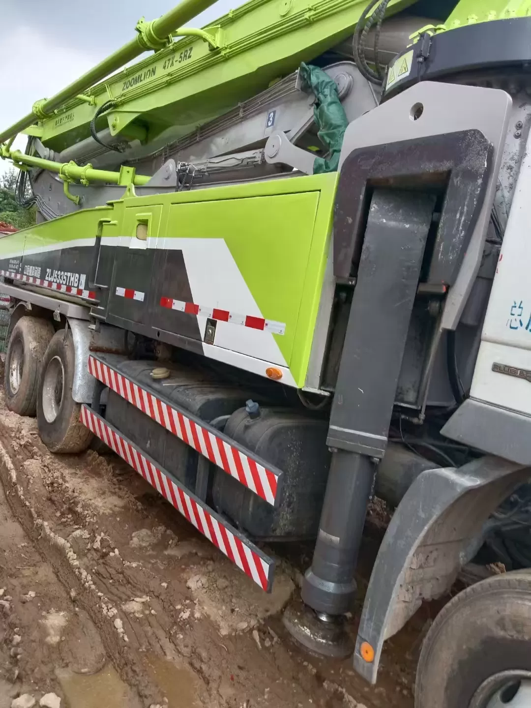 2013 zoomlion giekpomp, 47 m op vrachtwagen gemonteerde betonpompwagen op benz-chassis